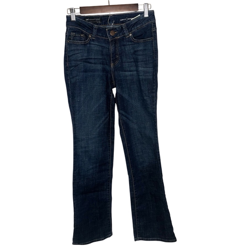 Women’s Lee Modern curvy fit, boot cut jeans. Size 4